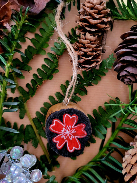 Ronde houten hanger zwart-rood bloem 3