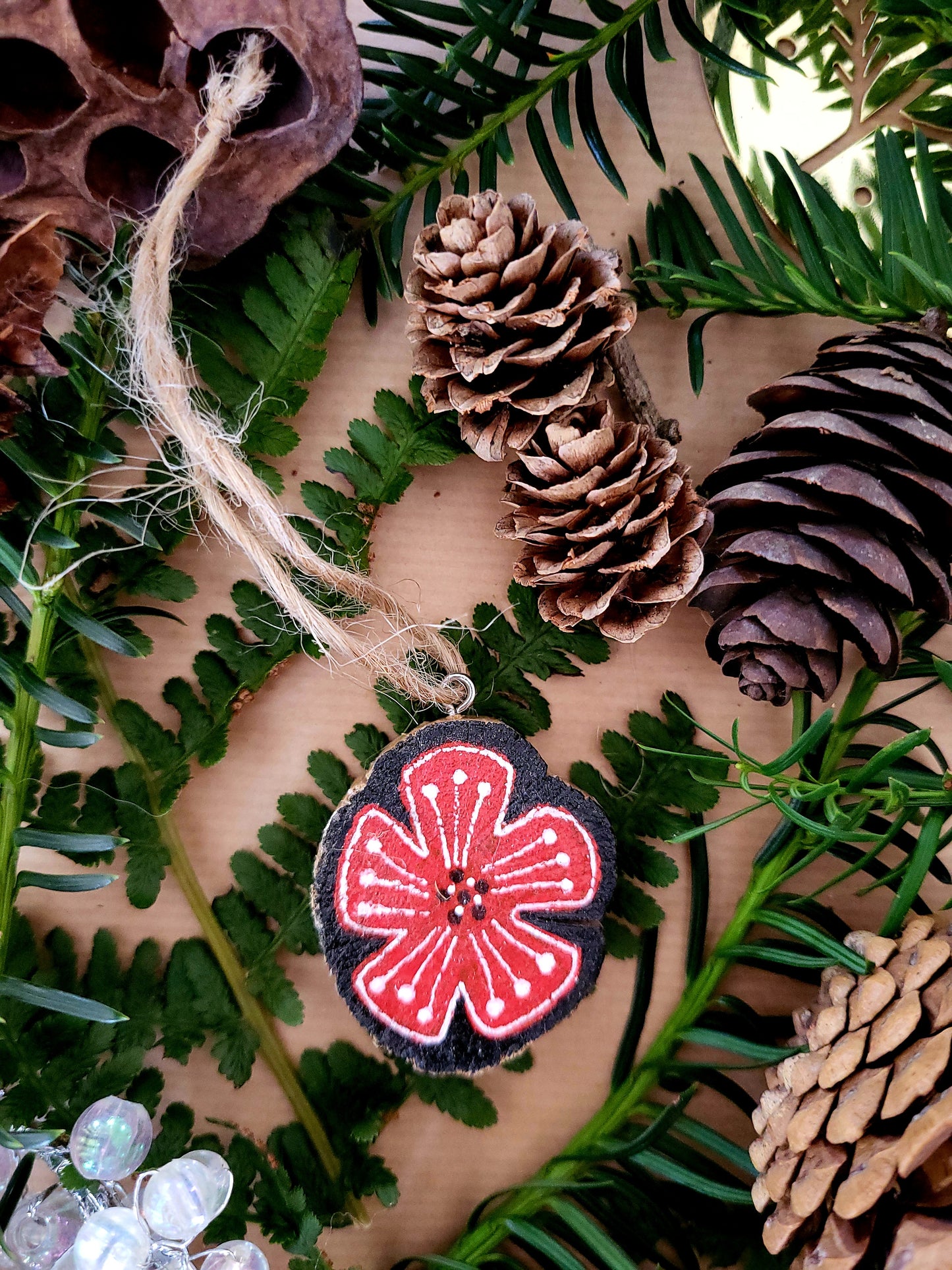 Ronde houten hanger zwart-rood bloem 1