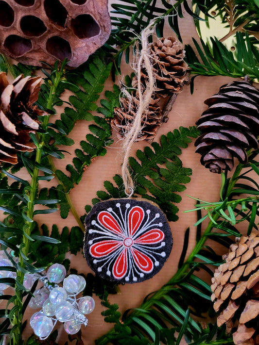 Ronde houten hanger zwart-rood bloem groot