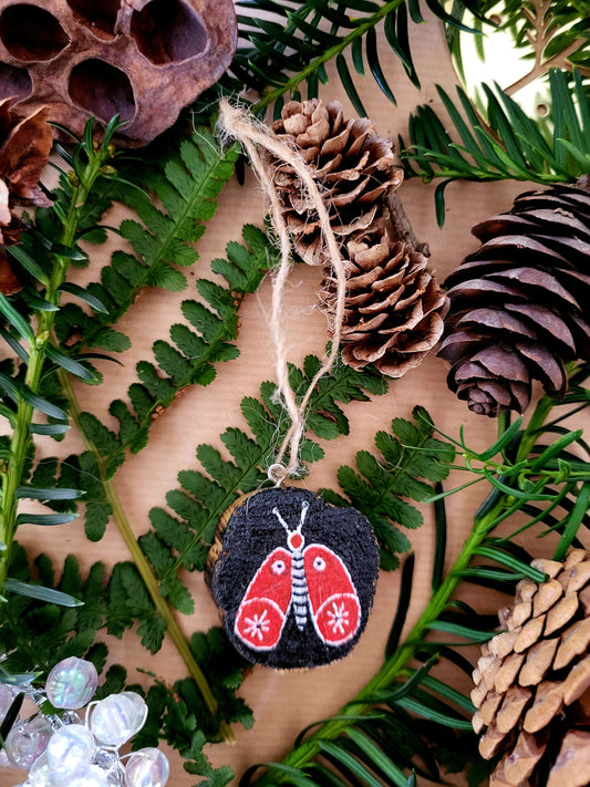 Ronde houten hanger zwart-rood vlieg